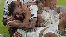 Italtí fotbalisté se radují z gólu proti Belgii.