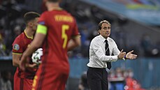 Italský trenér Roberto Mancini povzbuzuje své svence bhem tvrtfinálového...