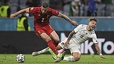 Belgický stoper Toby Alderweireld postupuje s míem, zatímco italský kanonýr...