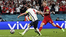 Anglický útočník Harry Kane sice proti Dánsku penaltu neproměnil, doklepl však...