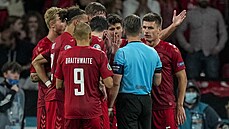 Dánští fotbalisté protestují proti odpískané penaltě.