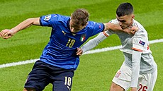 Ital Nicolò Barella se pokou�í odclonit �pan�lského mladíka Pedriho, který...