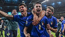 Italští fotbalisté slaví postup do finále mistrovství Evropy. Uprostřed střelec...