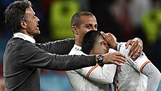 Španělský trenér Luis Enrique utěšuje své hráče po vyřazení v semifinále...