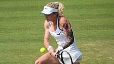 Tereza Martincová returnuje v zápase tetího kola Wimbledonu proti Karolín...