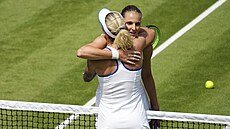Tereza Martincová (zády) a Karolína Plíková se objímají po vzájemném zápase ve...