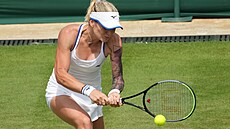 Tereza Martincová returnuje v zápase tetího kola Wimbledonu.