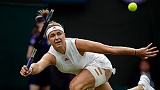 Karolína Muchová se natahuje po balonku ve tvrtfinále Wimbledonu.