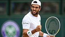 Matteo Berrettini se raduje ze zisku prvního setu v semifinále Wimbledonu.