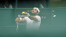 Ital Matteo Berrettini servíruje v semifinále Wimbledonu.