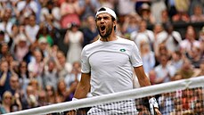 Ital Matteo Berrettini se raduje z vít�zství v semifinále Wimbledonu.