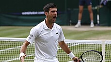 Novak Djokovi� hlasit� slaví vít�zství nad Denisem Shapovalovem a postup do...