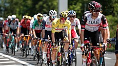 Tadej Pogaar za svými týmovými kolegy bhem desáté etapy Tour de France.