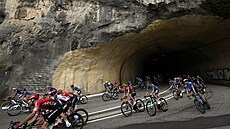 Prjezd tunelem v desáté etap Tour de France 2021.