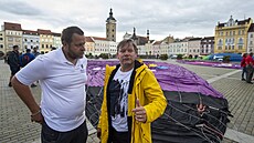 Zleva balonář Pavel Božoň a hudebník Matěj Ruppert stojí na náměstí Přemysla...