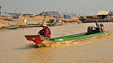 Píjezd k plovoucí vesnici na jezee Tonle Sap Lake vede z msta po ece Siem...