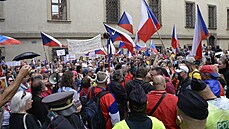 Malostranském námstí v Praze mají organizátoi protivládních demonstrací v oblib.
