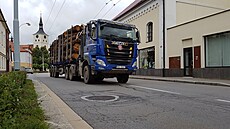 Okruní kiovatka na námstí v Lázních Bohdane jet ped zavedením zákazu tranzitu kamion smrem k dálnici D11. 