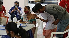 Okování lidí ve zdravotním stedisku v Ahmedabad, Indie (2. ervence 2021)