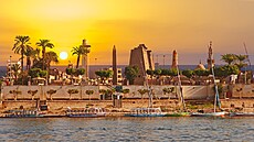 Luxor. Pohled od �eky.