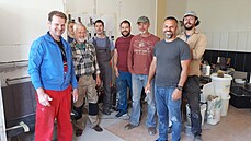 Chlapi, kte�í se rozhodli zm�nit profesi. Kamná�i se svým mistrem (t�etí zleva).