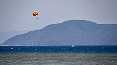 Paraglidista nad moem v Austrálii (18. ledna 2020)