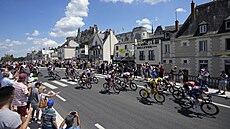 Peloton projídí po trase esté etapy Tour de France. O lídra Mathieua van der...