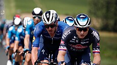 Petr Vako táhne peloton bhem esté etapy Tour de France.