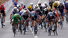 Mark Cavendish (v zeleném) si jede pro vítzství v esté etap Tour de France.