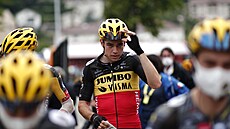 Wout van Aert se soustedí na start osmé etapy Tour de France.