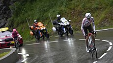 Ben O'Connor se vzdaluje Sergiu Higuitovi bhem deváté etapy Tour de France.