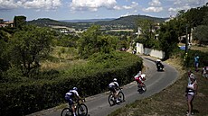 Dan Martin, Julian Alaphilippe a Anthony Perez (zleva) jedou v úniku bhem 11....