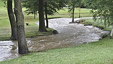Voda vtekla na pietní území obce Leáky.