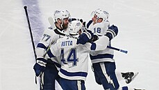 Ondej Palát (zprava), Jan Rutta a Victor Hedman slaví gól hokejist Tampa Bay...