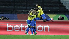 Lucas Paqueta se trefil ve �tvrtfinále Copa América a Brazilci slaví.