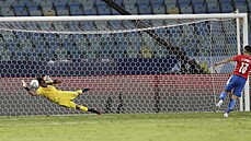 Branká Peru Pedro Gallese chytá ve tvrtfinále Copa América penaltu, kterou...