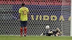 Argentinský branká Emiliano Maríinez zasahuje v penaltovém rozstelu v...
