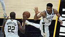 Khris Middleton a Janis Adetokunbo rozehrávají akci Milwaukee.