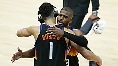 Devin Booker a Chris Paul slaví výhru Phoenix Suns.