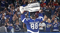 Brankář Tampa Bay Lightning Andrej Vasilevskij s trofejí pro vítěze Stanley...