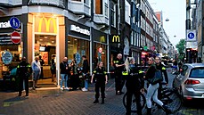 V nizozemském Amsterdamu na ulici postřelili známého novináře. (6. července...