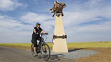 Cyklostezku z Boric do Zlechova zdobí Gorazdv obelisk (ervenec 2021).