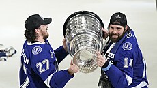 Obránce Tampy Ryan McDonagh (27) pedává Stanley Cup Patu Maroonovi. Americký...