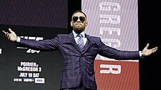 Irský zápasník Conor McGregor piel na tiskovou konferenci ped zápasem v UFC...