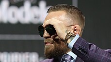 Brýle z hlavy nesundal. Conor McGregor piel na tiskovou konferenci v saku a...