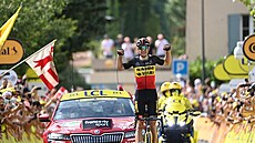 Wout van Aert ze stáje Jumbo-Visma projídí vítzn cílem v Malaucéne.