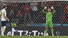 Anglický kapitán Harry Kane se chystá zahrávat penaltu na dánského branká�e...