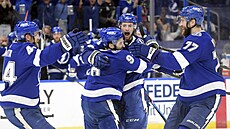 Jan Rutta (44), Tyler Johnson (9), Anthony Cirelli a Victor Hedman (77) slaví...