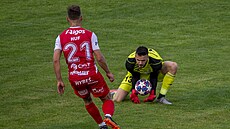 David Huf (vlevo) z Pardubic atakuje branká�e Pavla Halousku z Mladé Boleslavi.