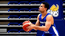 Patrick Samoura st�ílí na tréninku �eských basketbalist�.